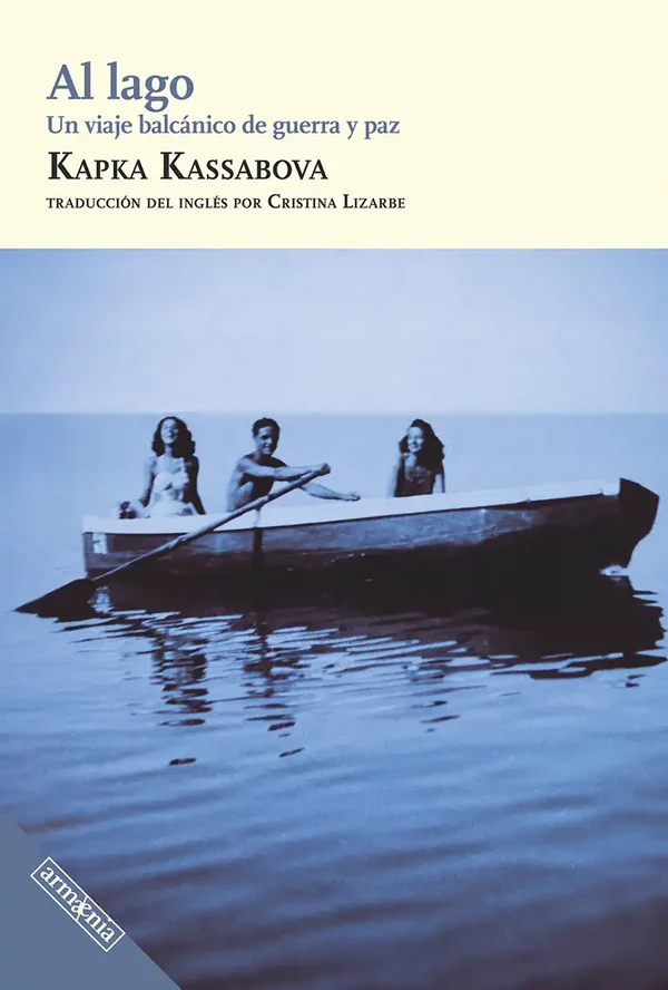 Portada de «Al lago. Un viaje balcánico de guerra y paz.», de Kapka Kassabova